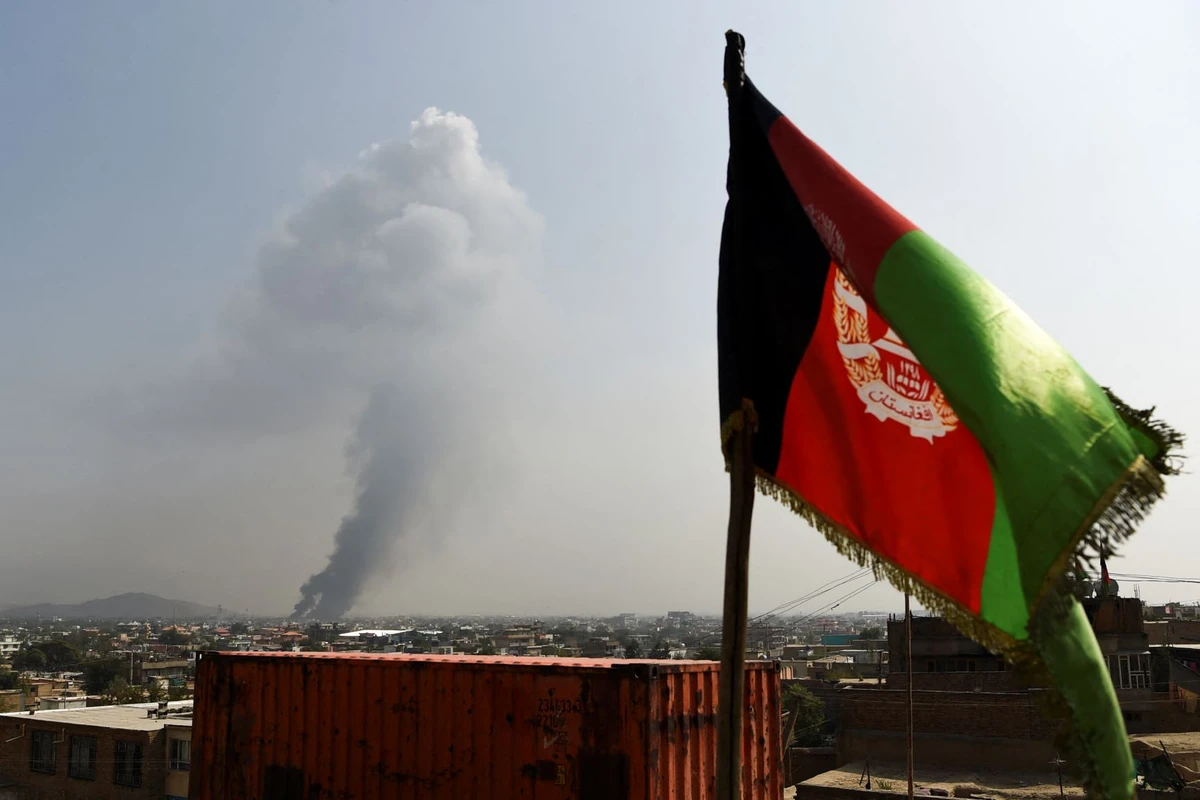 Afghanistan: deux fortes explosions suivies de tirs secouent Kaboul