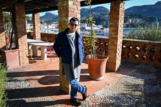 L'artiste interdisciplinaire afghan Aziz Hazara, pose à la Fondation Camargo à Cassis, dans le sud-est de la France, le 3 décembre 2019. Aziz Hazara a exposé avec d'autres artistes afghans au Mucem de Marseille, "Kharmohra, Afghanistan at Risk of Art", du 22 novembre 2019 au 1er mars 2020. (Gerard Julien/AFP)