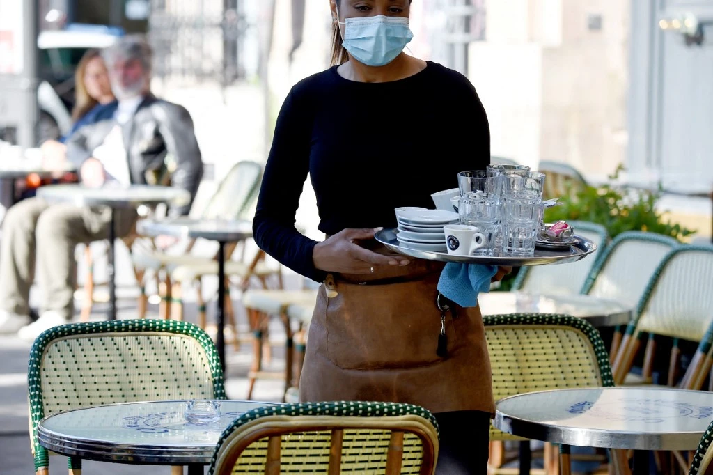 Un scan pour un café: premières heures de l'extension du pass sanitaire