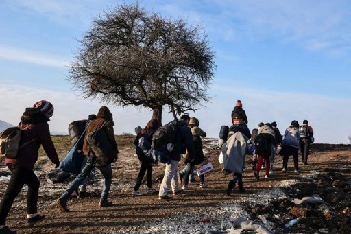 Des migrants à leur entrée en Serbie, de l’autre côté de la frontière macédonienne, près du village de Miratovac, le 25 janvier 2016. Plus d'un million de personnes originaires de pays comme la Syrie, l'Irak ou l'Afghanistan sont entrées en Europe l'année dernière dans ce que l'on a appelé la plus grande migration vers le continent depuis la Seconde Guerre mondiale. (Armend Nimani/AFP)