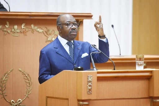 Cette photo prise et publiée par le bureau de la présidence gabonaise à Libreville le 25 juin 2021 montre le président gabonais Ali Bongo Ondimba, fils de l’ancien président Omar Bongo, s'adressant aux députés pour la première fois en 5 ans. (Weyl Laurent / Présidence gabonaise/AFP