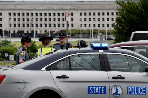 Le meurtrier d'un policier du Pentagone identifié, ses motifs encore flous