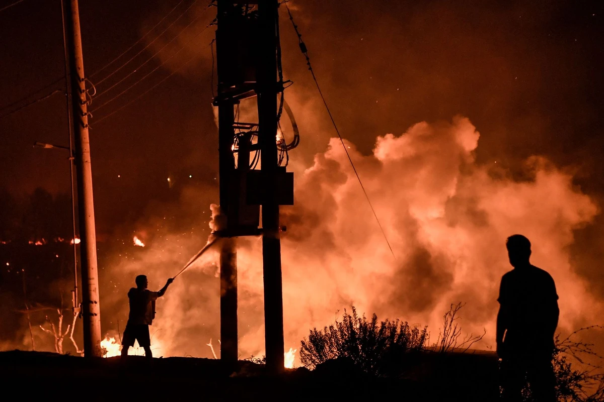 Incendies en Grèce: le mont Parnès en proie aux flammes près d'Athènes