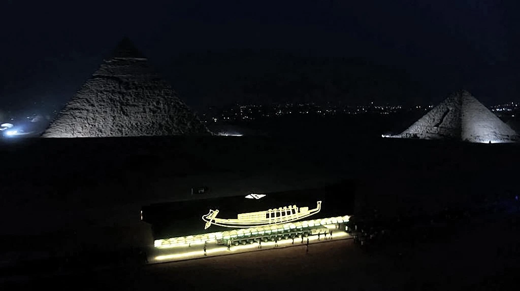 Egypte: la barque solaire de Khéops transportée au Grand musée