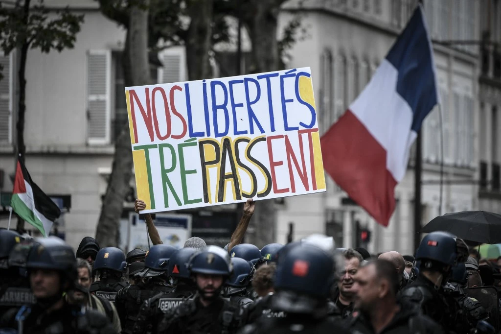 Dans les cortège parisiens, l'angoisse montante d'une vie de "paria" non vacciné