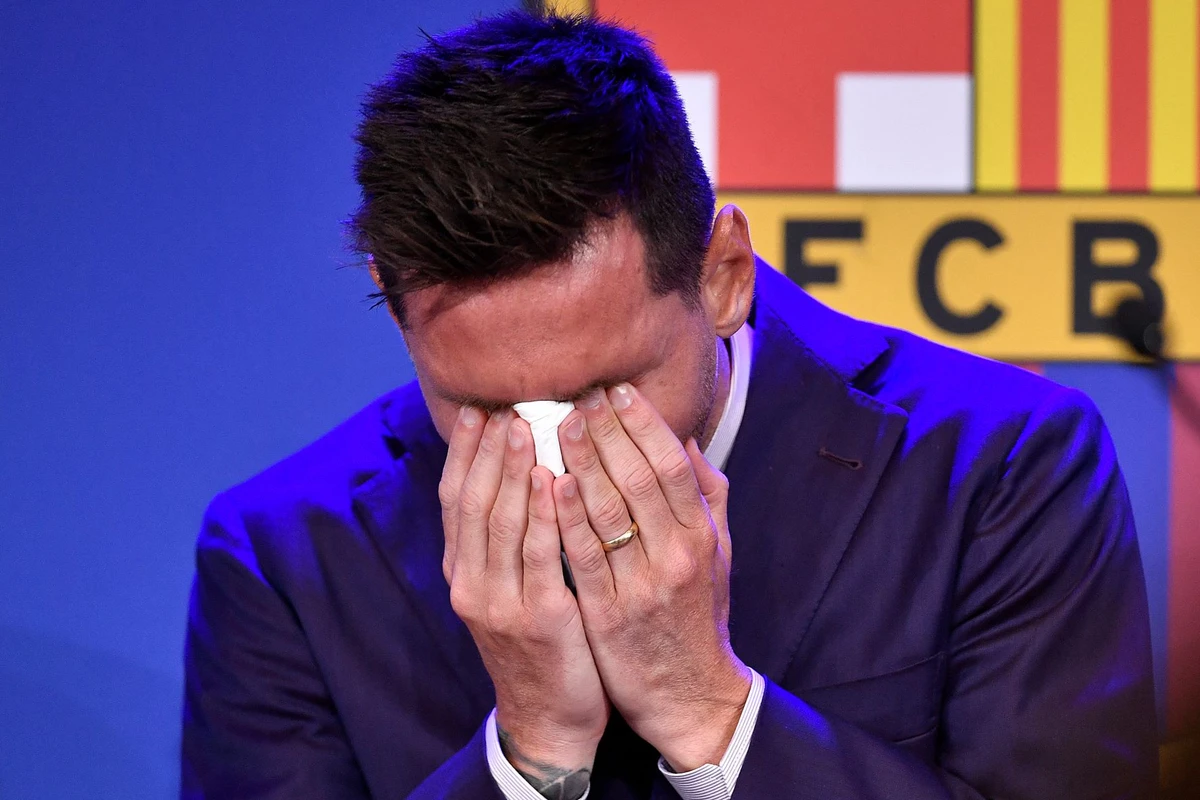 En larmes, Messi dit adieu au Barça et se rapproche du PSG