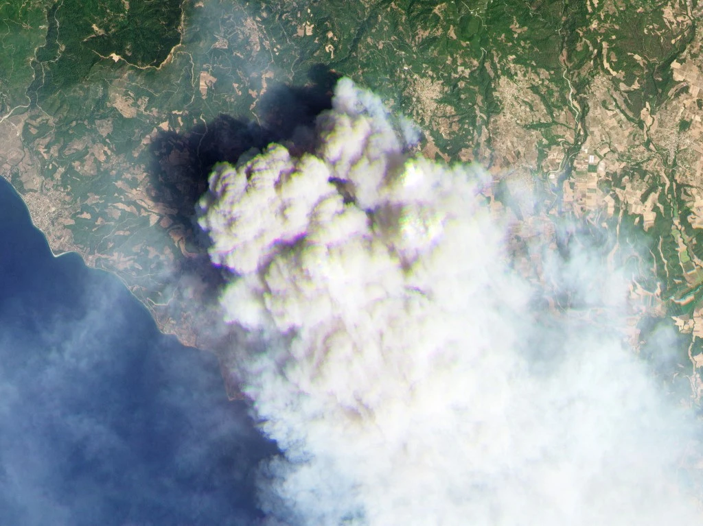 Incendies en Europe: l'UE muscle son aide, envoie des avions et des pompiers