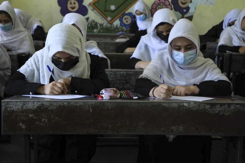 Des filles retournent à l'école à Hérat