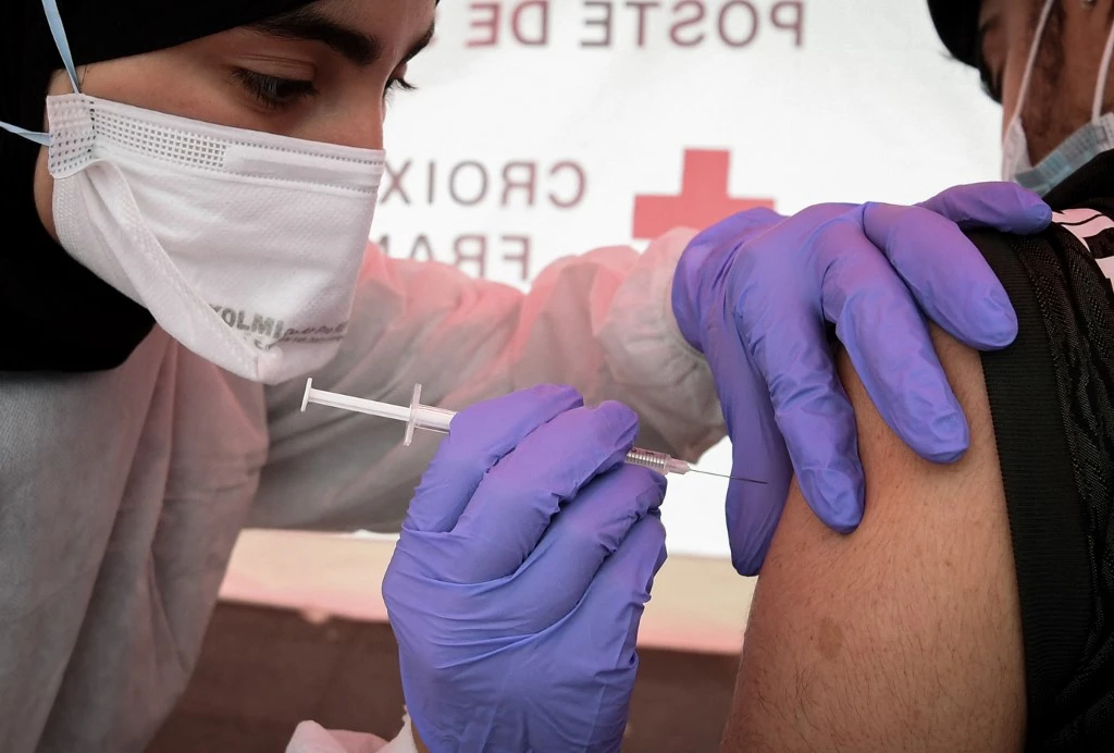 Vaccin Covid: 3e dose recommandée en France pour les plus de 65 ans