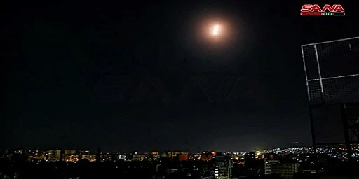 Une photo publiée par l'Agence de presse arabe syrienne officielle (SANA) le 20 août 2021 montre un point lumineux au-dessus de Damas la nuit du 19 août 2021. Le système de défense aérienne de la Syrie a engagé des "cibles hostiles" au-dessus de la capitale. (SANA / AFP)