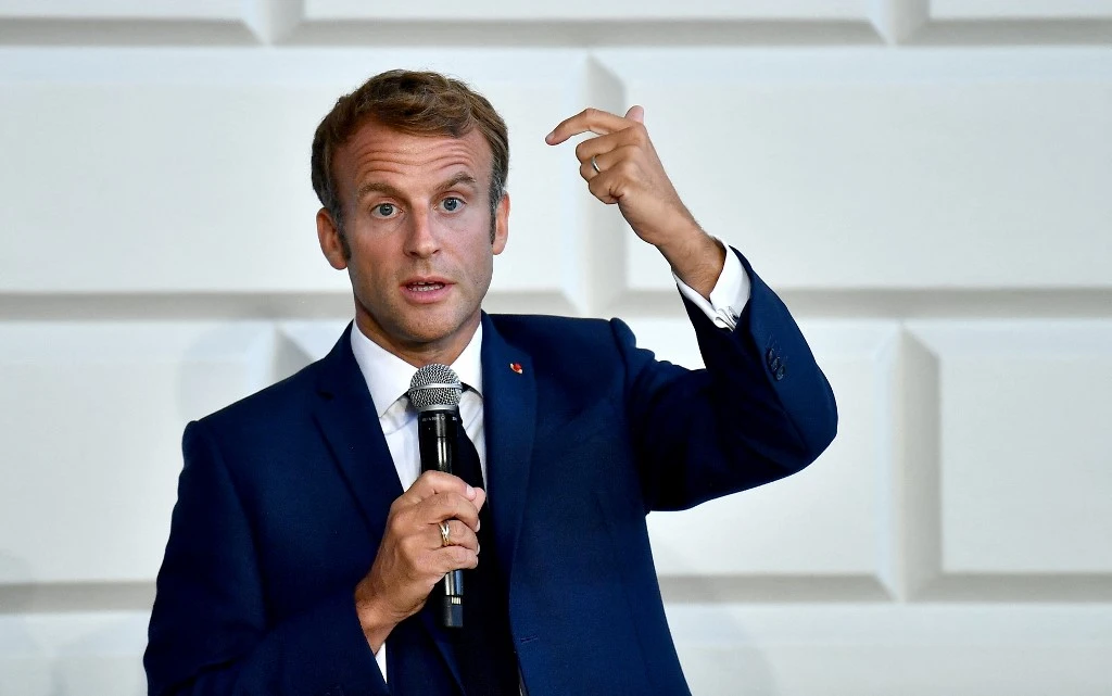 «Mentez… mentez !…»
