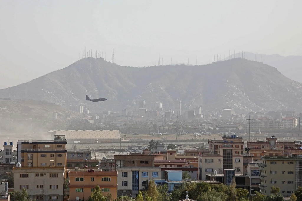 Un avion militaire décolle de l'aéroport militaire de Kaboul le 27 août 2021, alors que le Pentagone a déclaré que l'évacuation de dizaines de milliers de personnes d'Afghanistan fait encore face à d'autres attaques possibles comme l'attentat à la bombe qui a tué des dizaines de personnes à l'extérieur de l'aéroport de Kaboul.(AFP)