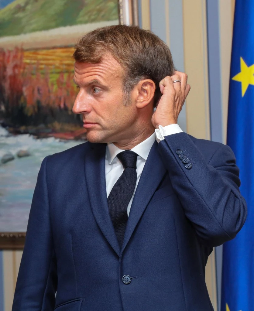 Pass sanitaire et campagne électorale: la rentrée agitée du président Macron