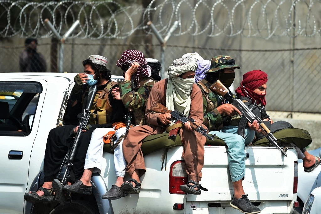 Les talibans fêtent leur victoire après le départ des Américains et la fin de vingt ans de guerre