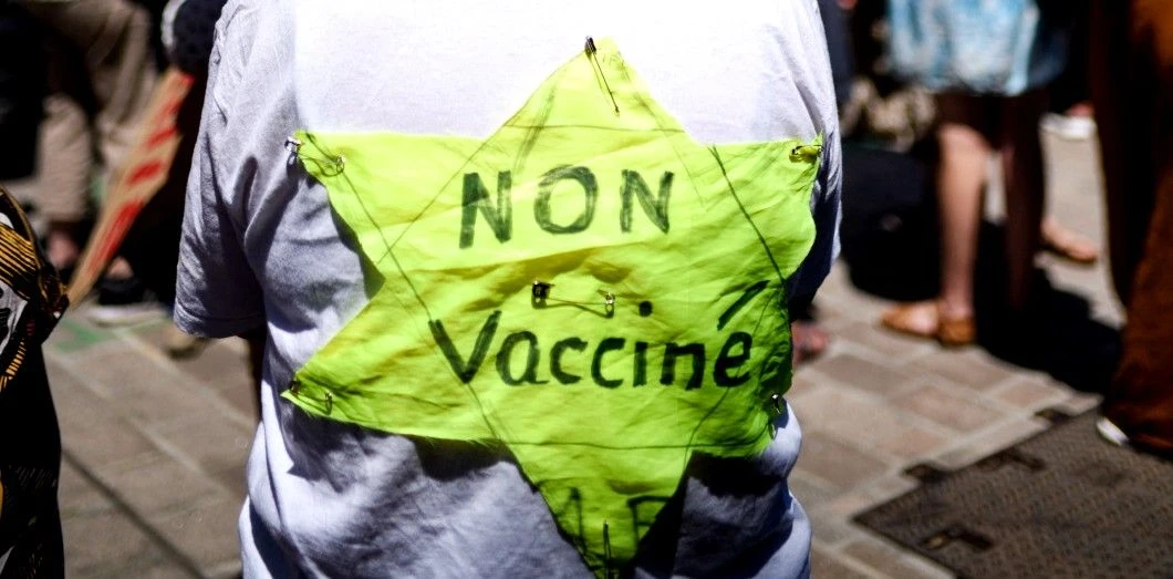 Les principaux slogans et symboles du mouvement des opposants au pass sanitaire