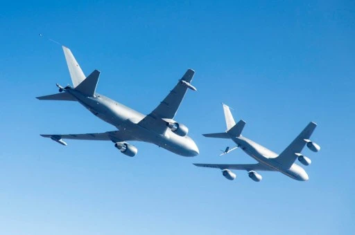 Sur cette photo de l'US Air Force du 19 octobre 2015, un Boeing KC-46A(L) effectue des tests d'accélération d'exposition aux vibrations tout en volant en formation au-dessus de la base aérienne Edwards, en Californie. (US Air Force / AFP)