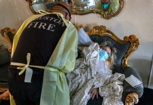 Des ambulanciers de Houston se préparent à transporter une femme séropositive au COVID vers un hôpital le 25 août 2021 à Houston. La plus grande ville du Texas connaît une forte augmentation du variant Delta, accablant les hôpitaux de la ville. (John Moore/Getty Images/AFP)
