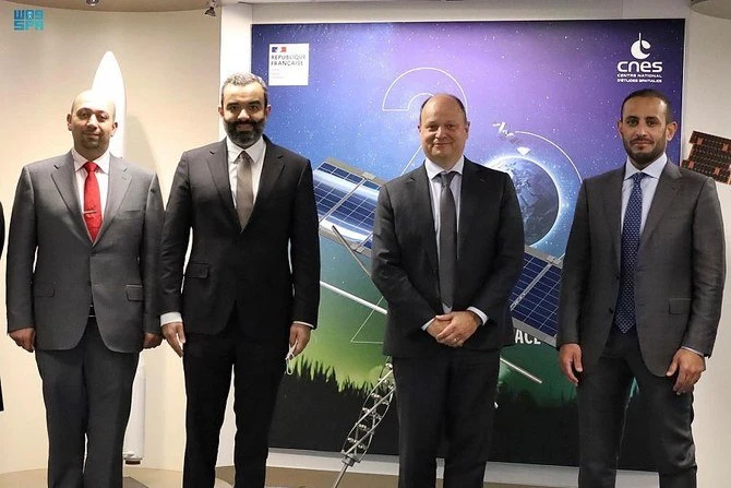 Le ministre saoudien des Communications et des Technologies de l'information, Abdullah ben Amer Al-Swaha, président du conseil d'administration de la Commission spatiale saoudienne, lors d'une rencontre avec Lionel Suchet, directeur des opérations du Centre national français d'études spatiales, à Paris, ce lundi. SPA