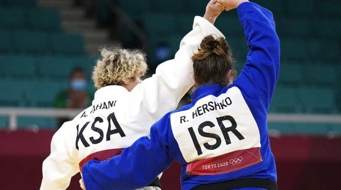 La judoka israélienne Raz Hershko salue Tahani al-Qahtani, sa «courageuse» concurrente saoudienne