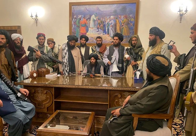 Afghanistan: Paris organise l'évacuation des Français, les Talibans s'emparent du Palais Présidentiel