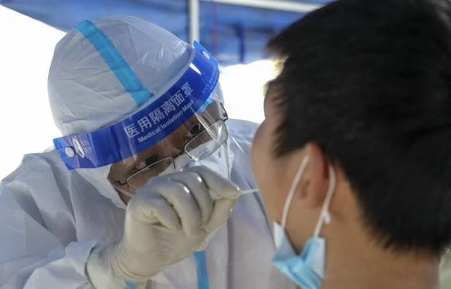 Un habitant de Huaian, dans la province chinoise du Jiangsu, dans l'est de la Chine, fait un test antigénique, le 2 août 2021. STR / AFP