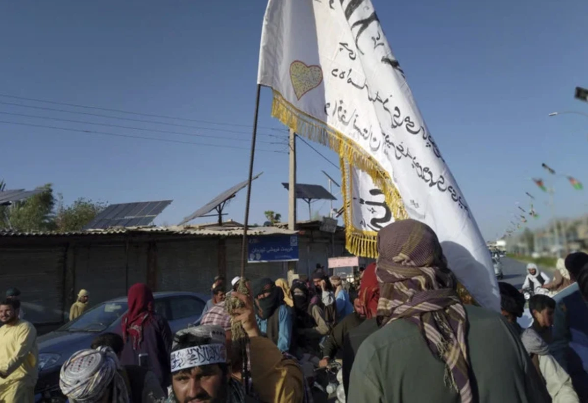 Pour remobiliser ses troupes, le président afghan se rend à Mazar-e-Charif, prise d’assaut par les talibans