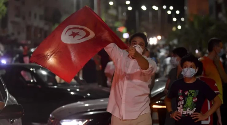 Des manifestants célèbrent la suspension du Parlement, annoncée par le président Kaïs Saïed, à Tunis (Tunisie), le 25 juillet 2021. (FETHI BELAID / AFP)