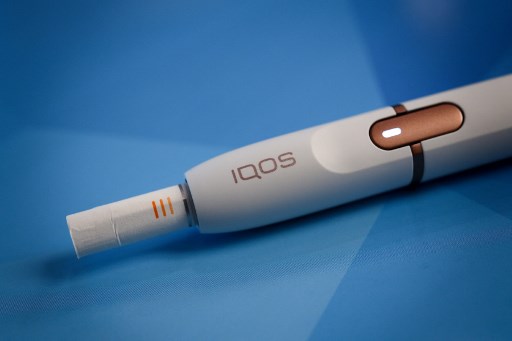 Commercialisé en France depuis 2017, l'« IQOS » est un petit boîtier électronique disponible en vente libre (Photo, AFP)