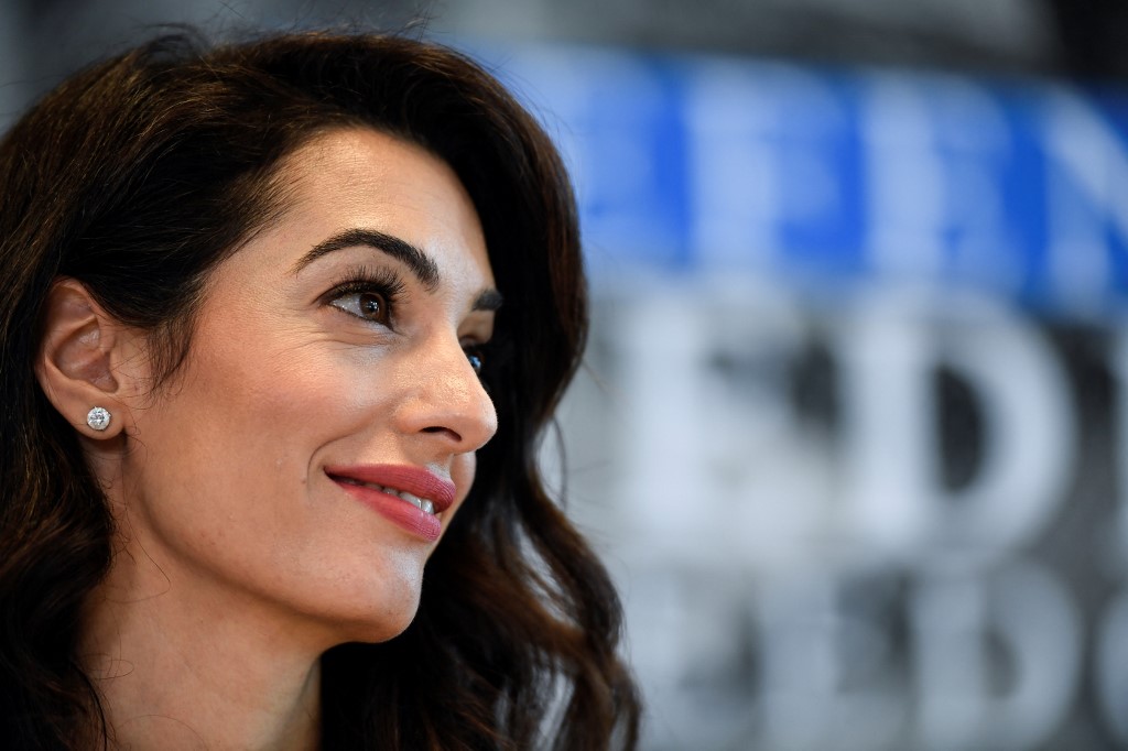Amal Clooney nommée conseillère à la Cour pénale internationale pour le Soudan
