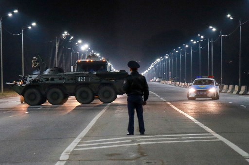 La police et les militaires kazakhs ont érigé un barrage routier à l'entrée de la ville d'Almaty, le 18 mars 2020 (Photo, AFP)
