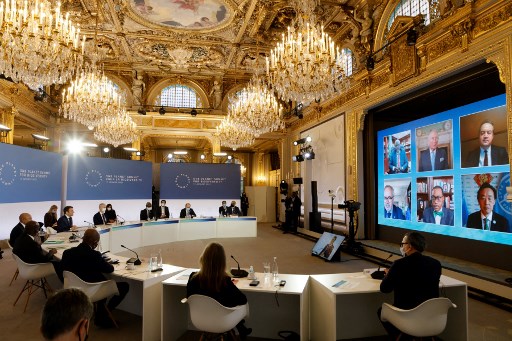 Le président français Emmanuel Macron (à gauche) s'exprime lors du One Planet Summit Biodiversity dans le cadre de la Journée mondiale de la nature à l'Élysée à Paris le 11 janvier. 2021. (Ludovic Marin / Pool / AFP)