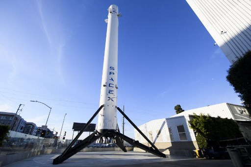 Le premier étage récupéré d'une fusée Falcon 9 se trouve à Space Exploration Technologies Corp. (SpaceX) le 2 février 2021 à Hawthorne, en Californie (Photo, AFP)
