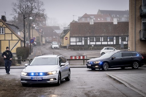 Des voitures de police arrivent en mars 2021 au tribunal de Holbaek, au Danemark, alors que la garde à vue de sept personnes soupçonnées d'avoir planifié un ou plusieurs attentats terroristes (Photo, AFP)
