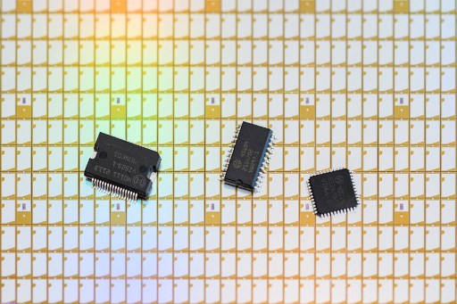 Un nouveau type de plaquette de 300 millimètres avec des puces semi-conductrices du fabricant allemand de semi-conducteurs Bosch est vu à Dresde, en Allemagne de l'Est, le 31 mai 2021. (Jens Schlueter / AFP)