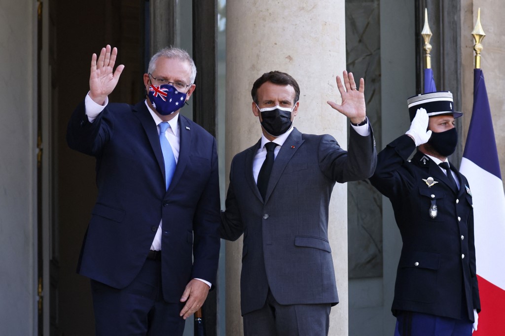 Le président français Emmanuel Macron pose avec le Premier ministre australien Scott Morrison à l'Elysée à Paris le 15 juin 2021.(AFP)
