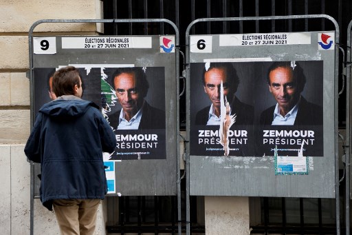 Un homme s'arrête devant des pancartes en faveur d'une candidature du spécialiste des médias d'extrême droite français Eric Zemmour aux élections présidentielles à Paris le 29 juin 2021 (Photo, AFP)
