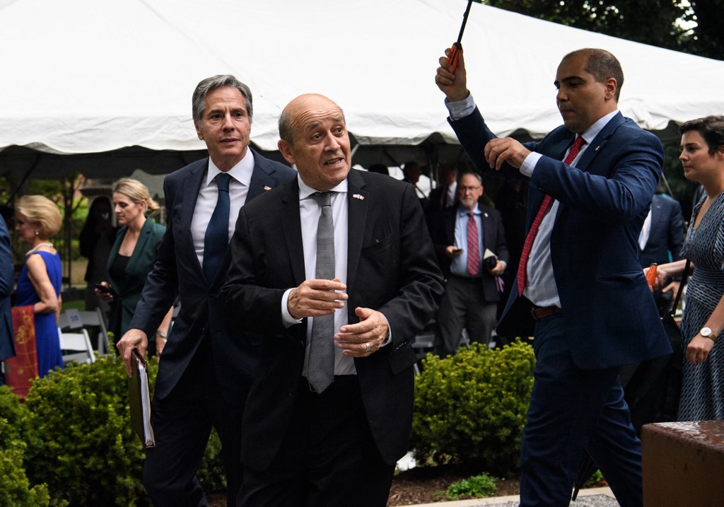 Crise avec Washington: Paris maintient la pression