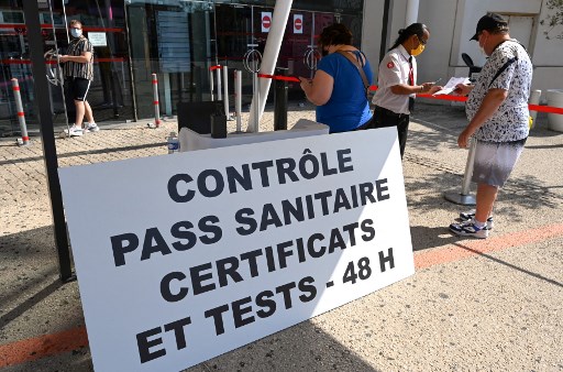 Les visiteurs présentent leur pass sanitaire à un responsable à l'entrée du cinéma Gaumont Multiplex Odyséum à Montpellier, dans le sud de la France, le 29 juillet 2021 (Photo, AFP)