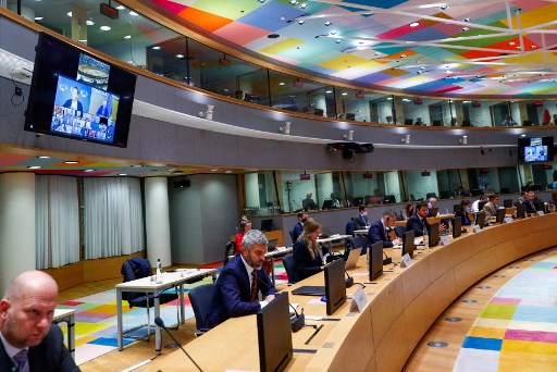 A l’écran, Le commissaire européen au voisinage et à l'élargissement Oliver Varhelyi (à gauche) et le haut représentant européen de l'Union pour les affaires étrangères Josep Borrell (à droite) lors d’un Conseil des affaires étrangères extraordinaire portant sur la situation en Afghanistan, à Bruxelles, le 17 août 2021. (Johanna Geron / Pool / AFP)