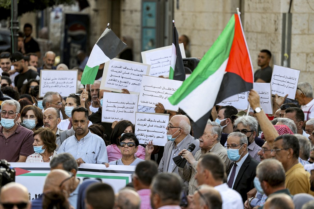 14 membres des forces palestiniennes accusés de la mort d'un critique d'Abbas