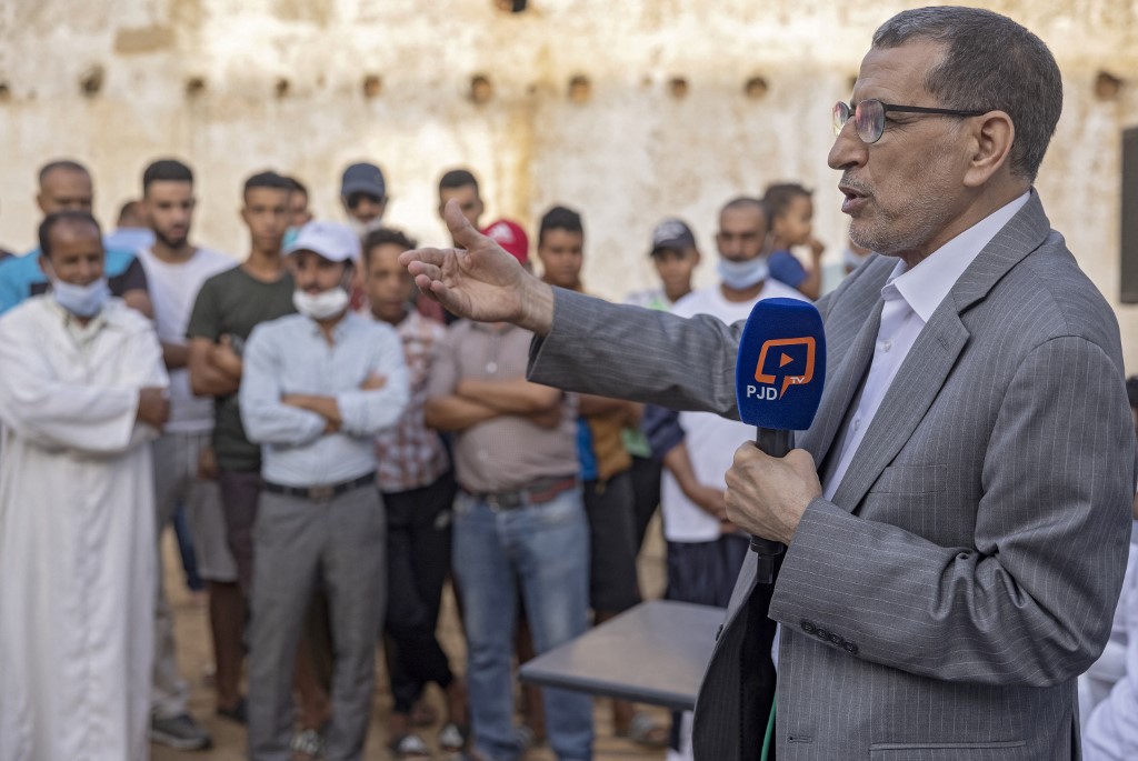 Saad-Eddine El Othmani, Premier ministre marocain et président du Parti islamiste pour la justice et le développement (PJD), prononce un discours lors d'un meeting de campagne à Sidi Slimane, à quelque 120 km de Rabat, le 27 août 2021. (AFP)