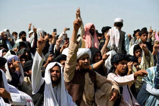 Les partisans des talibans se rassemblent pour célébrer le retrait de toutes les troupes américaines d'Afghanistan, à Kandahar le 1er septembre 2021 à la suite de la prise de contrôle militaire du pays par les talibans. (Javed Tanveer/AFP)