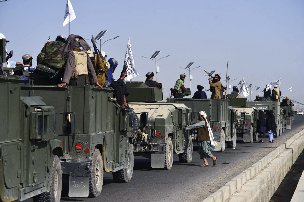 Les talibans défilent à Kandahar dans des véhicules militaires américains