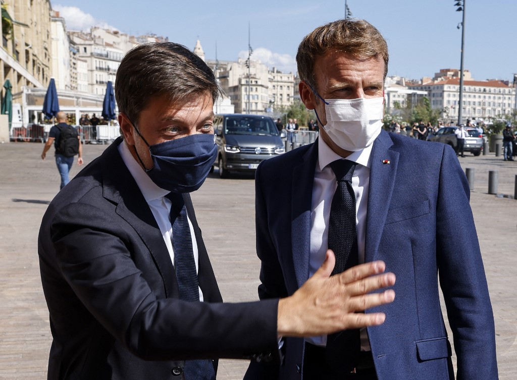 Le président français Emmanuel Macron est accueilli par le maire de Marseille Benoit Payan (à gauche) alors qu'il arrive pour une visite de trois jours à Marseille, dans le sud de la France, le 1er septembre 2021. (AFP)