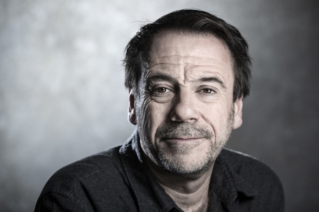 Sur cette photo d'archive prise le 22 janvier 2019, l'écrivain français Michel Bussi pose lors d'une séance photo à Paris. Michel Bussi, troisième auteur le plus lu de France en 2020, publiera en octobre "Code 612. Qui a tué le Petit Prince ?" (AFP)