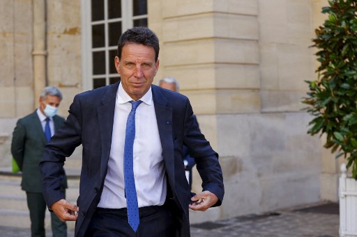 Le président du syndicat patronal français «Medef» Geoffroy Roux de Bezieux part après sa rencontre avec le Premier ministre français dans le cadre d'entretiens avec des représentants syndicaux à l'hôtel de Matignon à Paris, le 2 septembre 2021. (Thomas Samson/AFP)
