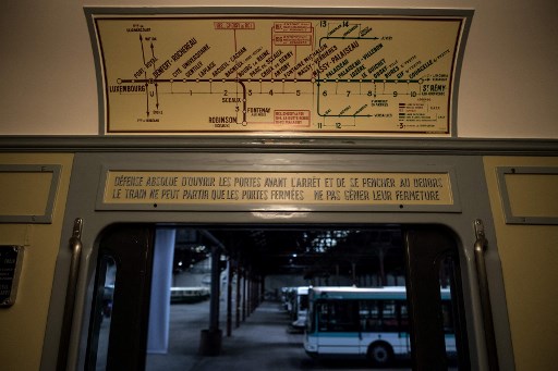 Dans cette photo d'archive prise le 14 décembre 2017, la carte de l'itinéraire d'une rame de métro désaffectée est photographiée dans l'entrepôt de l'opérateur de transport public français RATP à Villeneuve-Saint-Georges, au sud de Paris. (Christophe Archambault / AFP)