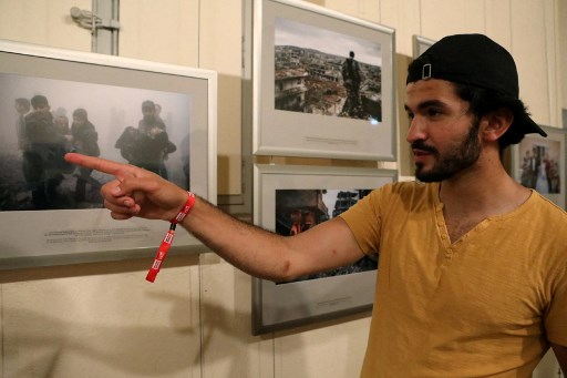 Le photographe syrien Sameer Al-Doumy, World Press 2016, raconte l'histoire de ses clichés lors du 33e festival de photographie «Visa Pour L'image» à Perpignan le 2 septembre 2021. (Raymond Roig/AFP)