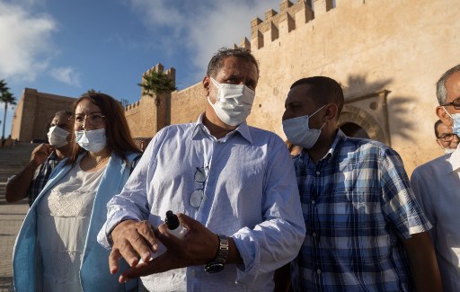 Abdelaziz Akhenouch (au centre), président du Rassemblement national des indépendants (RNI), assiste à un meeting de campagne dans la Kasbah des Oudaya dans la capitale Rabat le 2 septembre 2021, avant les élections législatives du 8 septembre au Maroc. (Fadel Senna / AFP)