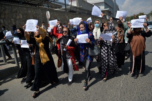 Des femmes afghanes participent à une marche de protestation pour leurs droits sous le régime taliban dans le centre-ville de Kaboul le 3 septembre 2021.(Hoshang Hashimi / AFP